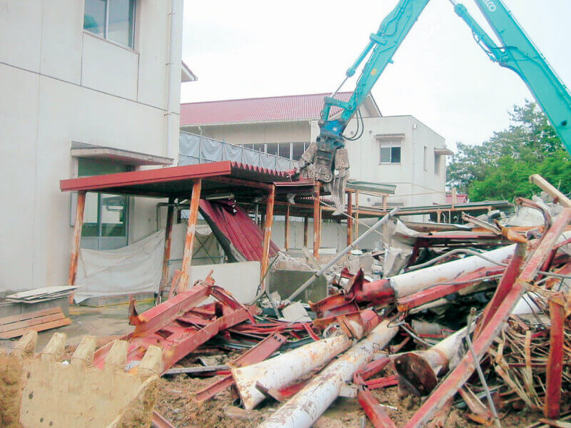 総合建造物解体業の様子