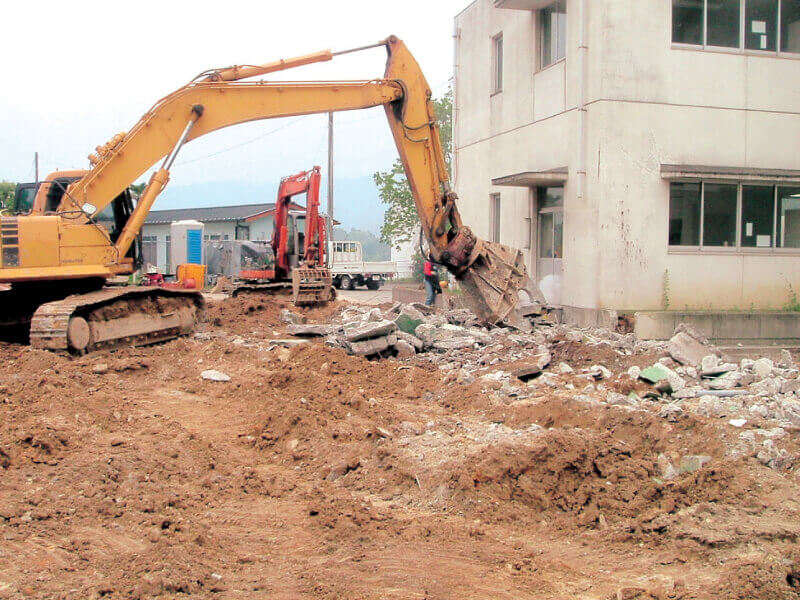 総合建造物解体業の様子